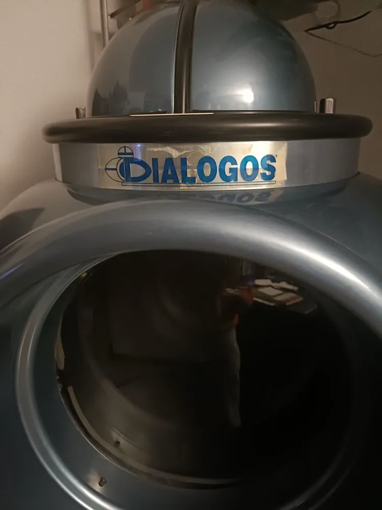 Il marchio Dialogos sulla fascia del terminale