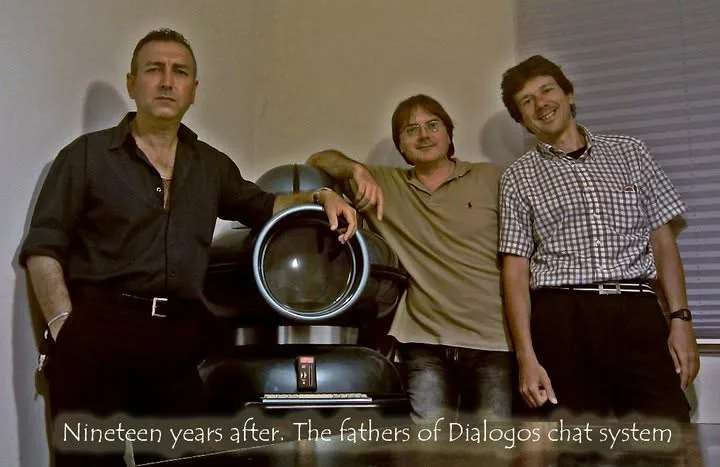 Il team di Dialogos riunito attorno al terminale originale: da sinistra Delfo Toscano, Salvo De Luca e Salvo Squatrito