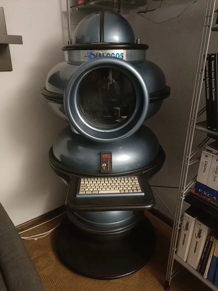 Il prototipo del terminale Dialogos conservato: scocca in resina blu metallizzato, oblò circolare con il monitor e tastiera integrata