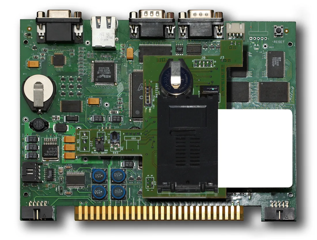 Merlino Board: scheda embedded FPGA con connettori seriali, Ethernet, connettore JAMMA e addon lettore smart card